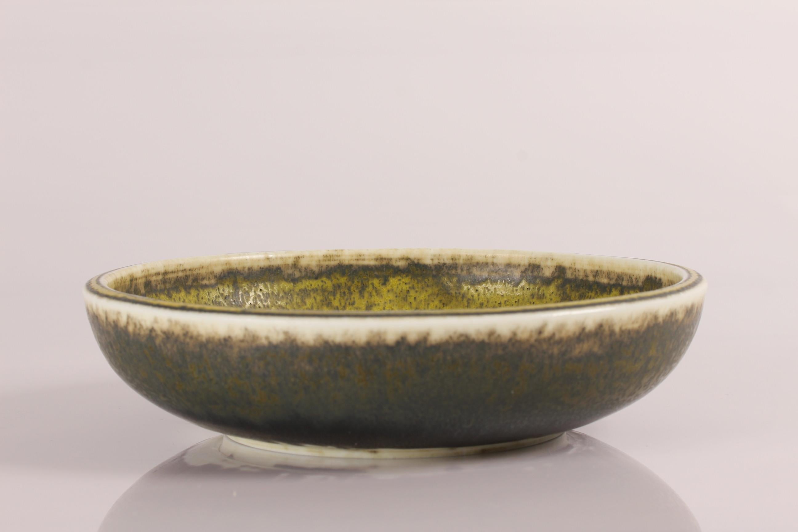 Minor round stoneware bowl model no. 5128 designed by Danish ceramist Knud Halier and manufactured by Royal Copenhagen, early 20th century

The bowl is decorated with Solfatara glaze and the inside of the bowl has got a spiral pattern.
It's