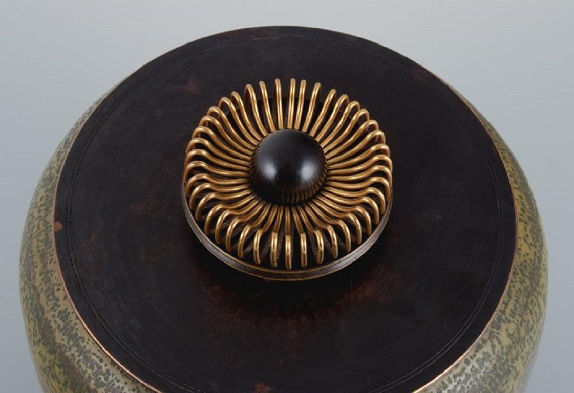 Royal Copenhagen, Keramikgefäß mit Deckel und Bronzedeckel von Knud Andersen. (Art déco) im Angebot