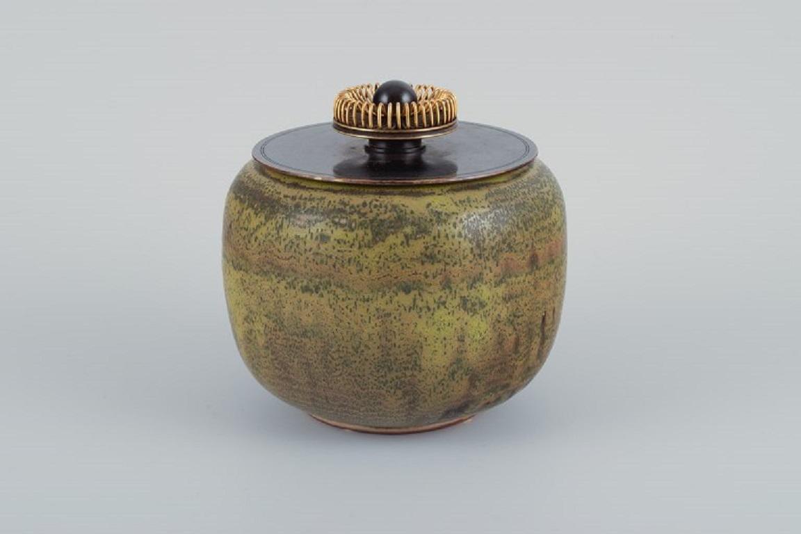 Royal Copenhagen, Keramikgefäß mit Deckel und Bronzedeckel von Knud Andersen. im Angebot 1