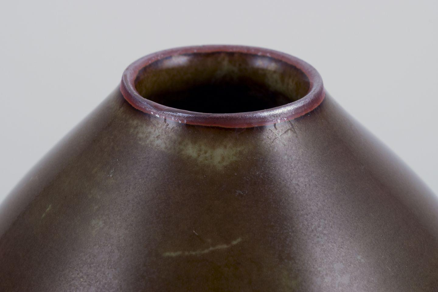 Royal Copenhagen, jarrón de cerámica con esmalte berenjena. Años 30/40. Danés en venta