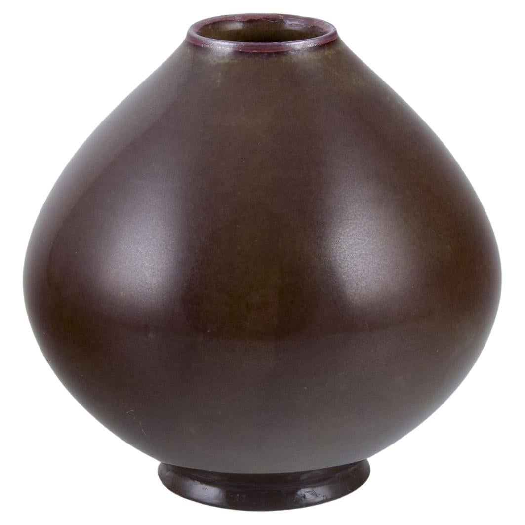 Royal Copenhagen, jarrón de cerámica con esmalte berenjena. Años 30/40.