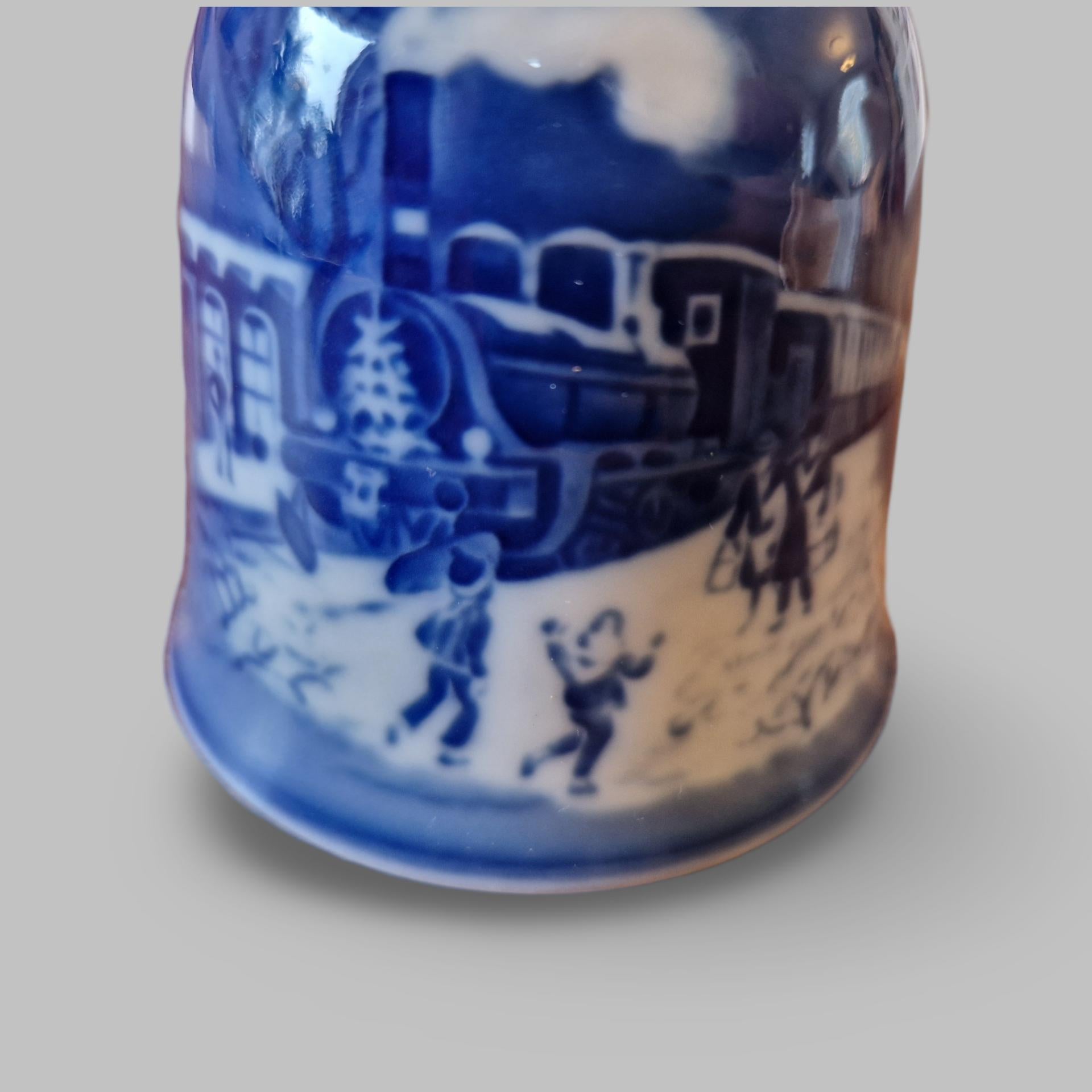 Cloche de Noël Royal Copenhagen, 1993 - Un souvenir de vacances intemporel

Célébrez la magie de Noël avec la cloche de Noël 1993 de Royal Copenhagen, une pièce précieuse de la série emblématique des fêtes de fin d'année. Fabriquée en porcelaine