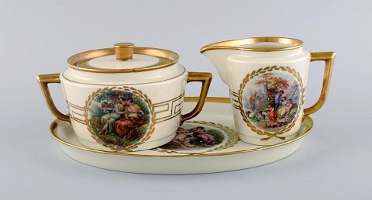 Royal Copenhagen coffee service for 10 people in porcelain with romantic scenes and gold decoration,
20th century.
Consisting of 10 coffee cups with saucers, 10 plates and sugar / cream set on serving tray.
The cup measures: 7.5 x 7 cm.
Saucer