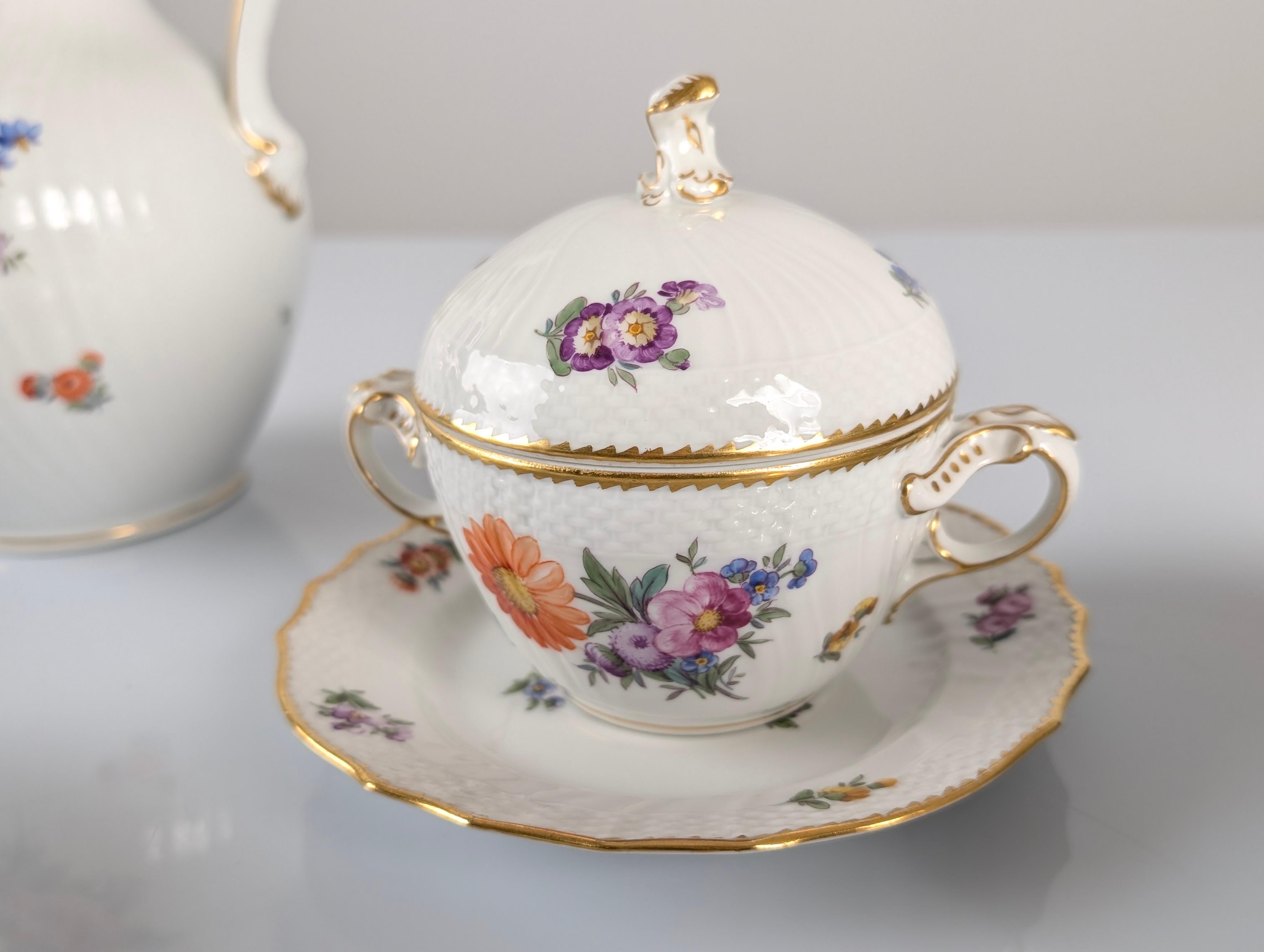 Set da caffè/tè Royal Copenhagen con fiori di Sassonia dipinti a mano 1930 in vendita 4