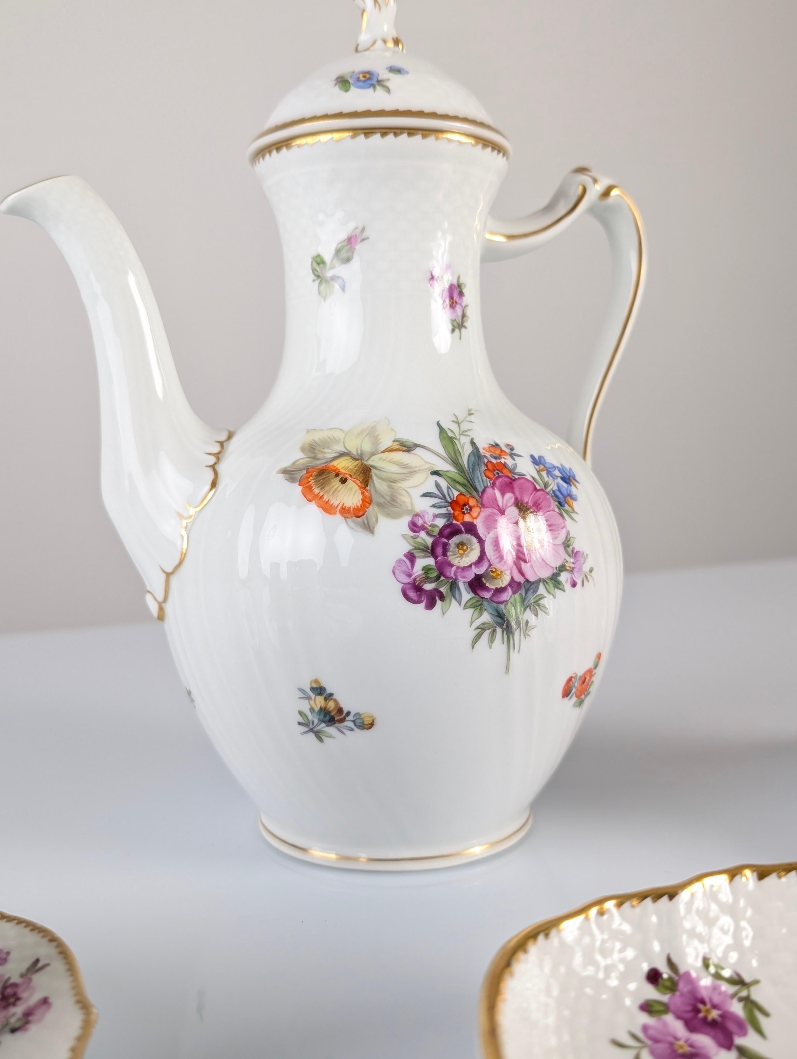Art Nouveau Set da caffè/tè Royal Copenhagen con fiori di Sassonia dipinti a mano 1930 in vendita