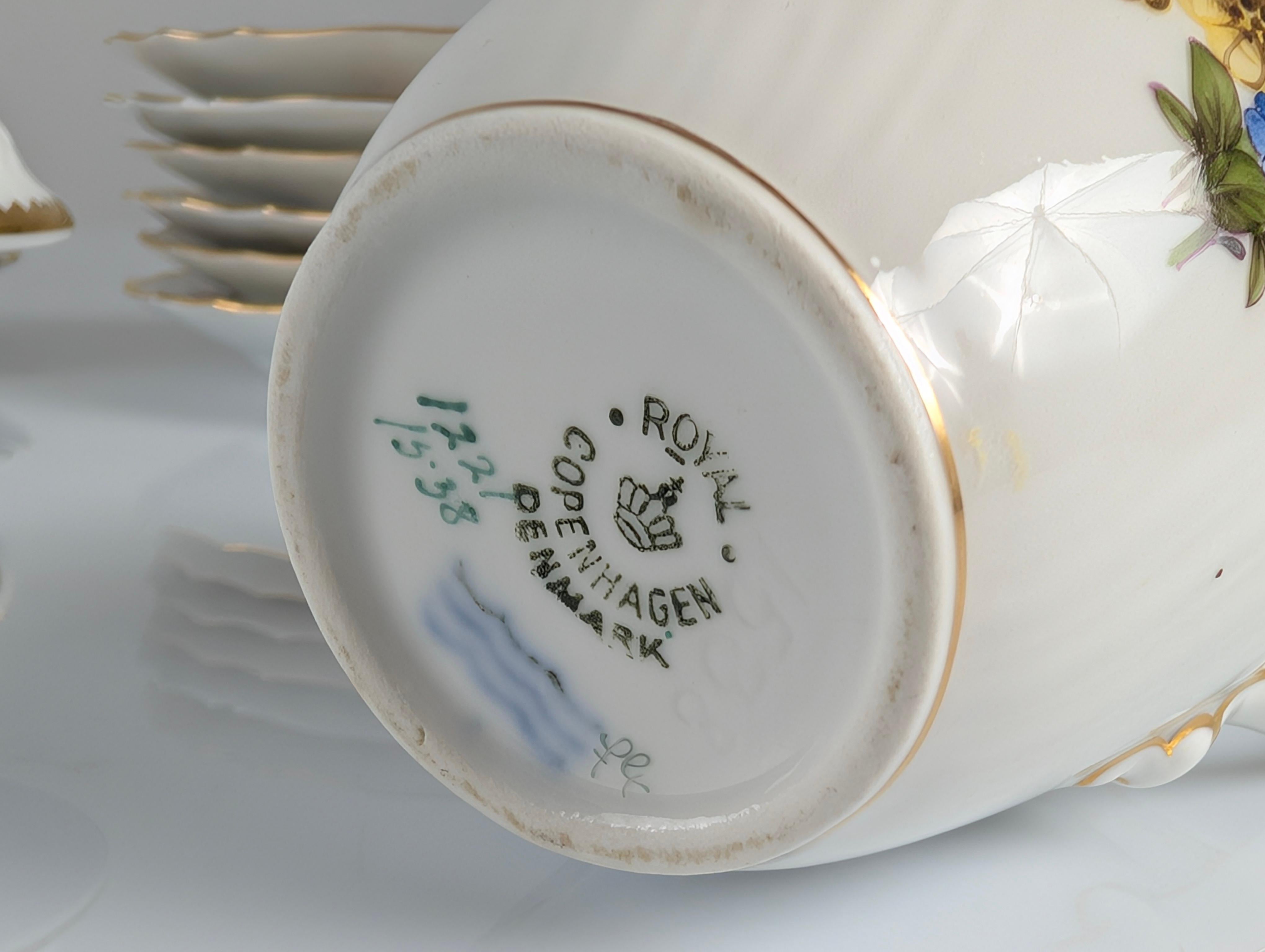 Set da caffè/tè Royal Copenhagen con fiori di Sassonia dipinti a mano 1930 In condizioni buone in vendita a Benalmadena, ES