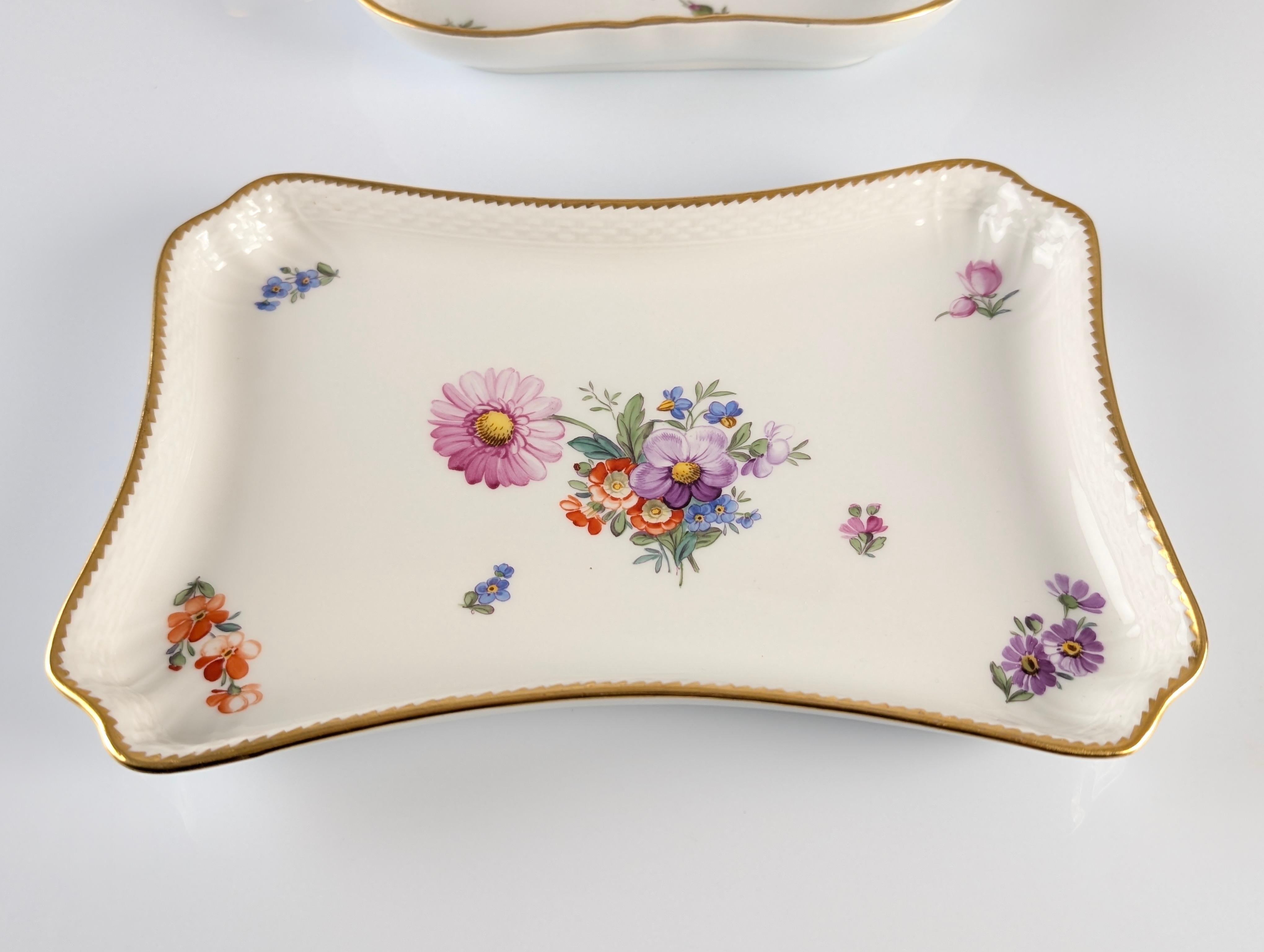 Metà XX secolo Set da caffè/tè Royal Copenhagen con fiori di Sassonia dipinti a mano 1930 in vendita