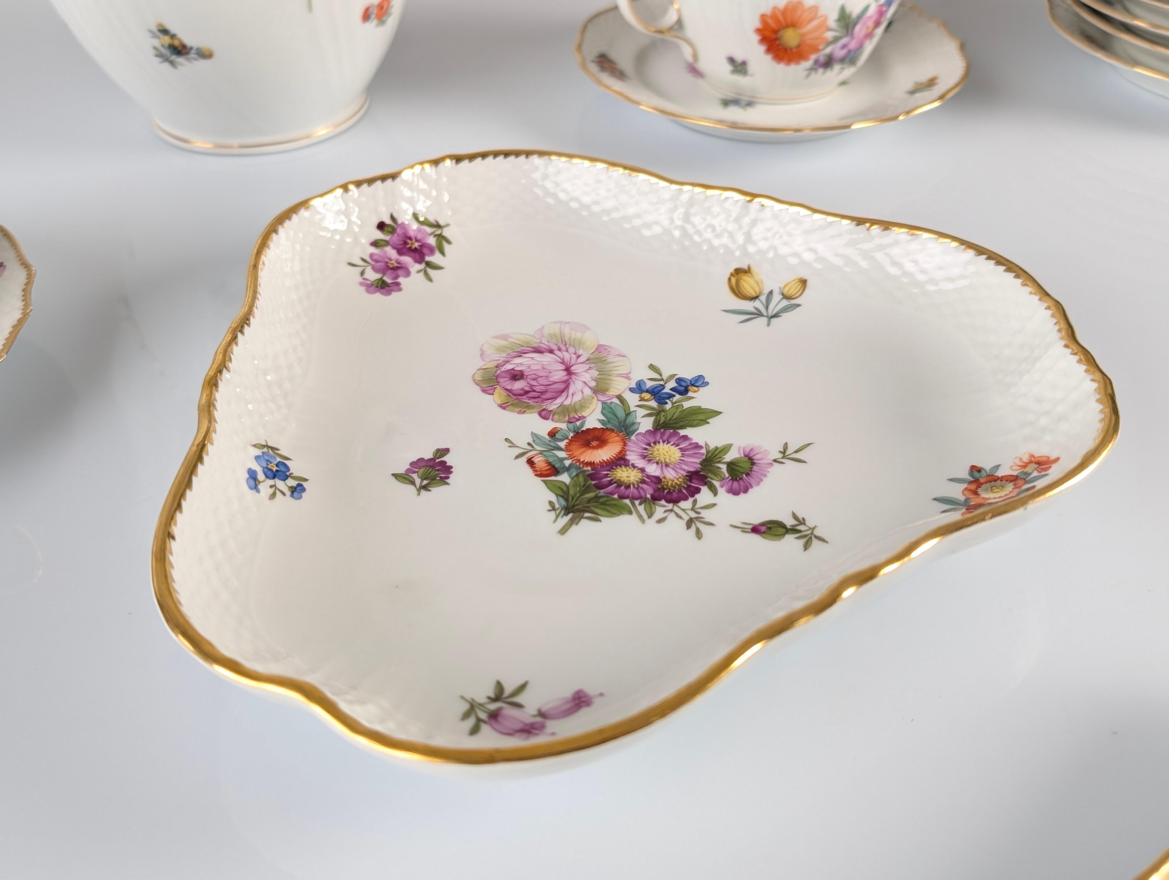 Porcellana Set da caffè/tè Royal Copenhagen con fiori di Sassonia dipinti a mano 1930 in vendita