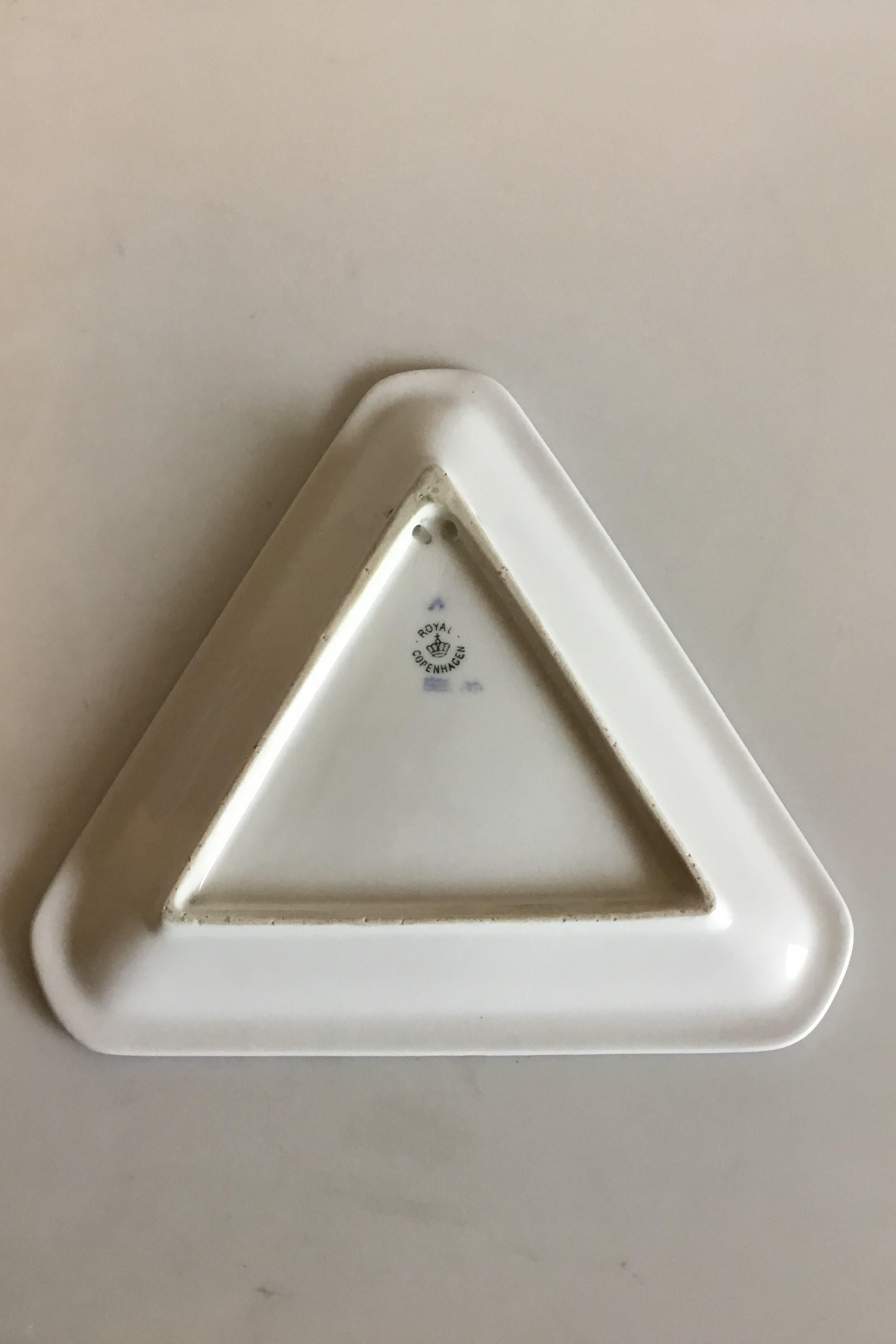 Royal Copenhagen commemorative plate from 1915 RC-CM158. Measures: 20 cm / 7 7/8 in. and is in perfect condition.

RC-cm158; 1915: Triangular plate with the silhouettes of the Kings of Denmark, Norway and Sweden and the arms of the countries.