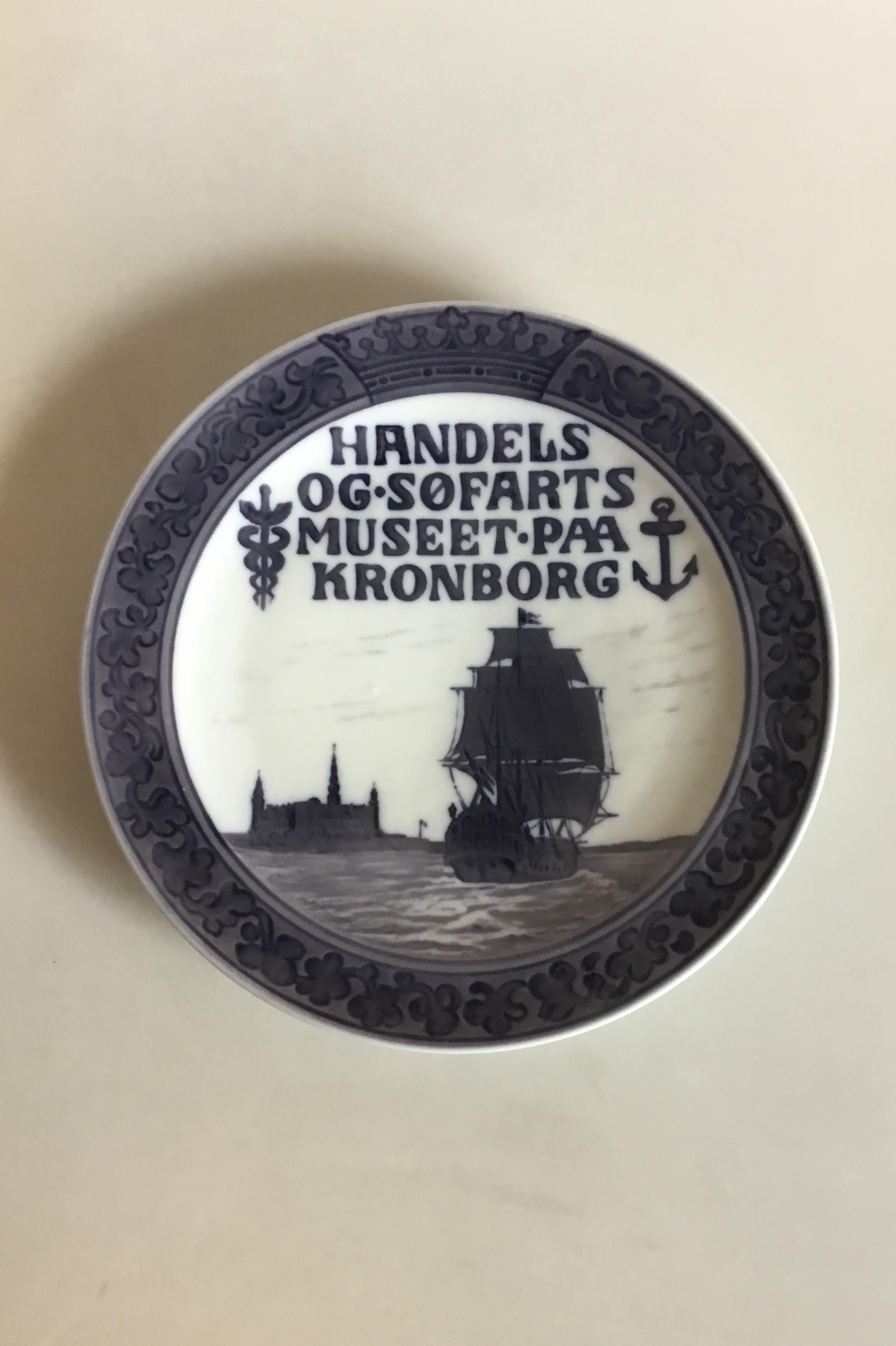 Royal Copenhagen commemorative plate from 1918 RC-CM176. Measures 22.3 cm / 8 25/32 in. and is in perfect condition.

Ellsinore castle with man-of-war in the foreground. Inscription: HANDELS OG SØFARTS MUSEET PAA KRONBORG (the mercantile navy