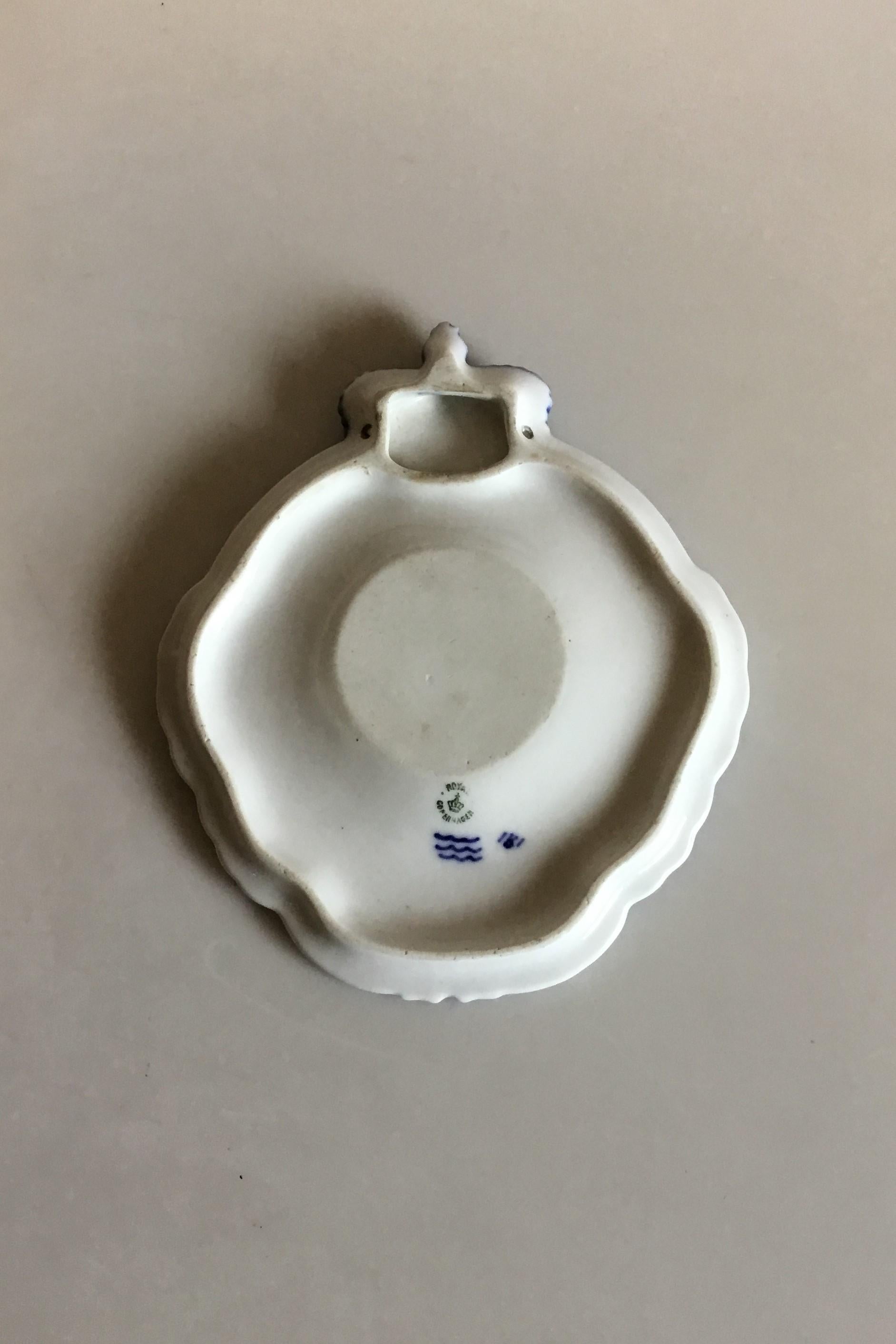 Royal Copenhagen commemorative plate from 1918 RC-CM179. Measures 17.2 cm / 6 49/64 in. and is in perfect condition.

Memorial plate for the 100th anniversary of the birth of King Christian IX. Crowned plate with leaf-border monogram C IX and