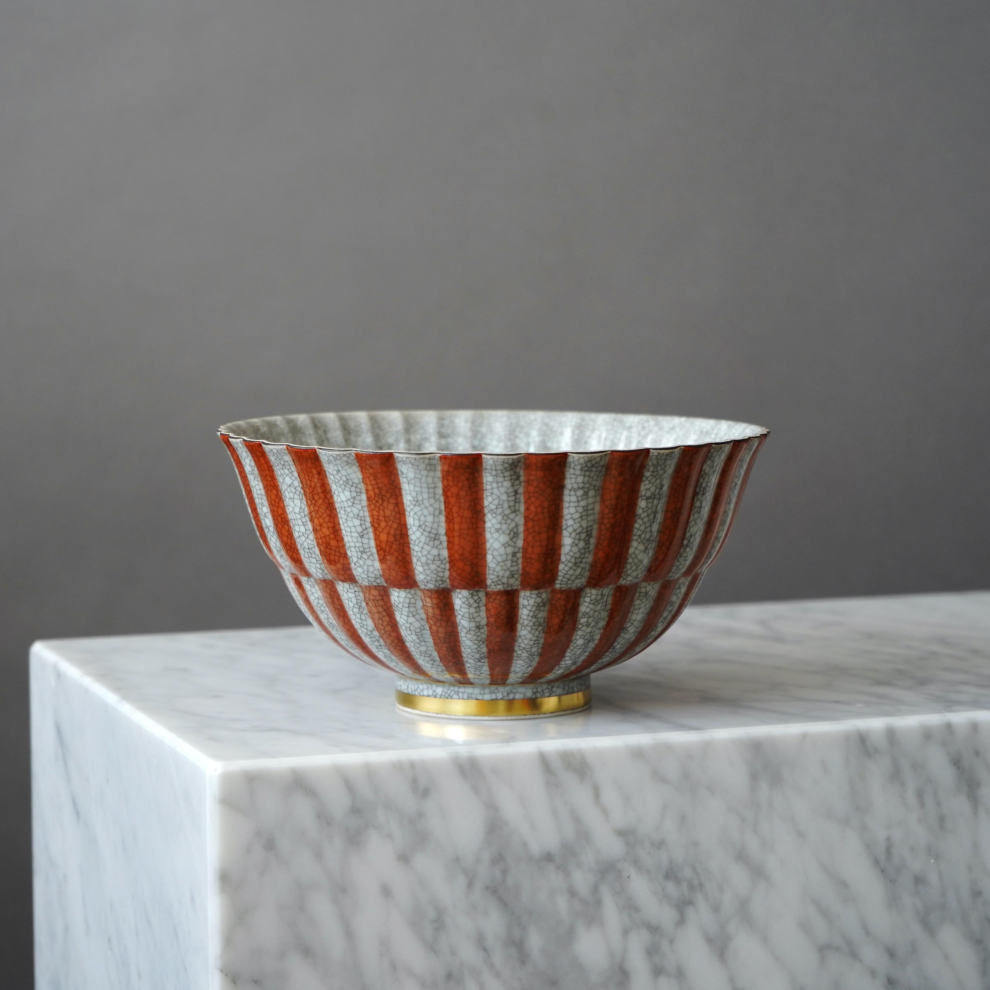 Elegant Royal Copenhagen crackle glazed bowl with gilded banding on the base.
Designed by THORKILD OLSEN (1890-1973) for ROYAL COPENHAGEN. Made in Denmark, 1962.

Great condition. 
Makers marks on base of vase.