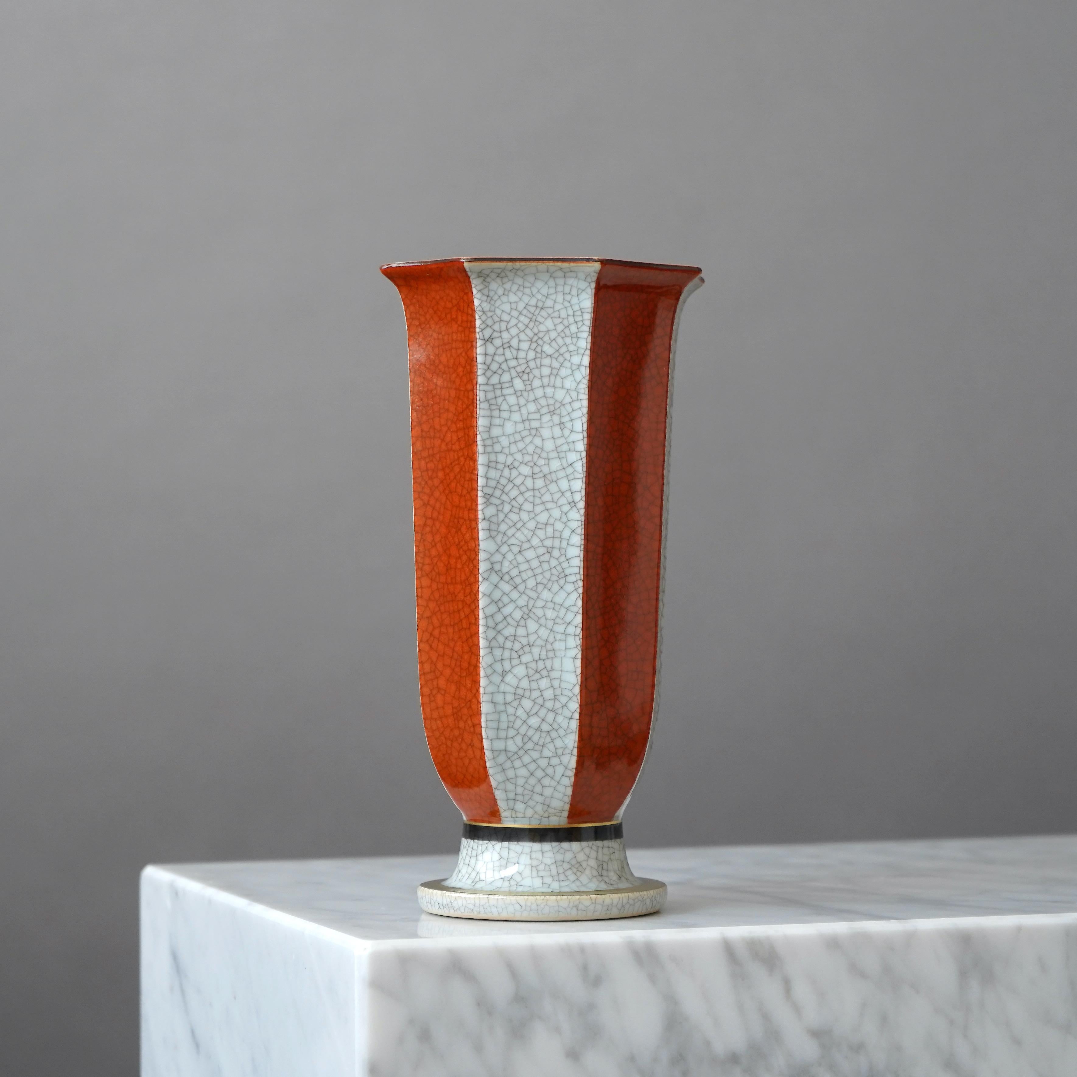 Elegant Royal Copenhagen crackle glazed vase with gilded banding on the base.
Designed by THORKILD OLSEN (1890-1973) for ROYAL COPENHAGEN. Made in Denmark, 1950s.

Great condition. The vase is slightly crooked. 
Makers marks on base of vase.