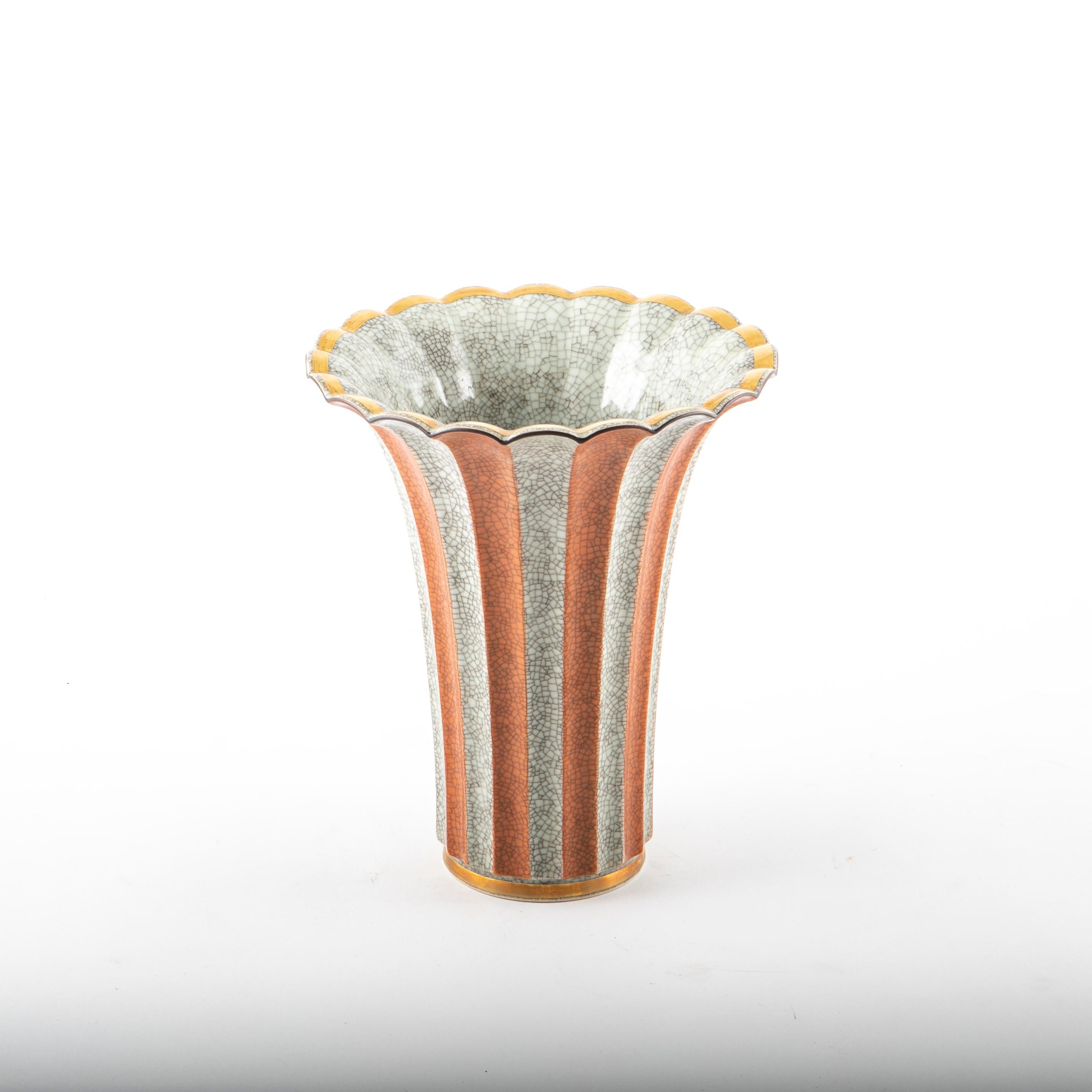 Royal Copenhagen crackle porcelain vase with scalloped rim.
Orange and grey striped crackle glaze with gold decorative trim.
Hetch style.

Marks on base.
In excellent condition.
Copenhagen, Denmark 1950s.