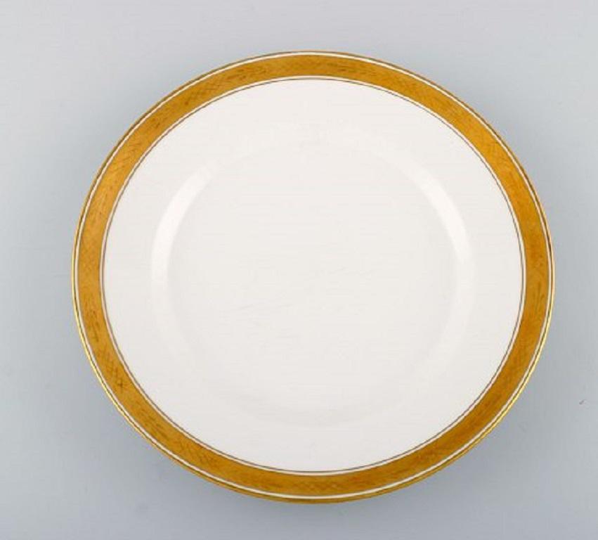 Royal Copenhagen Dagmar, white. 12 porcelain dinner plates with gold edge. Model number 607/9586.
Measure: Diameter 25 cm.
1st factory quality.
In very good condition.
Stamped.