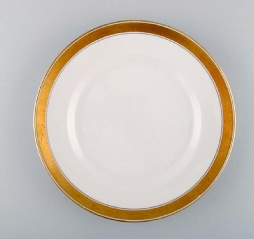 Royal Copenhagen Dagmar, white. Five porcelain dinner plates with gold edge. Model number 607/9586.
Measure: Diameter 25 cm.
1st factory quality.
In very good condition.
Stamped.