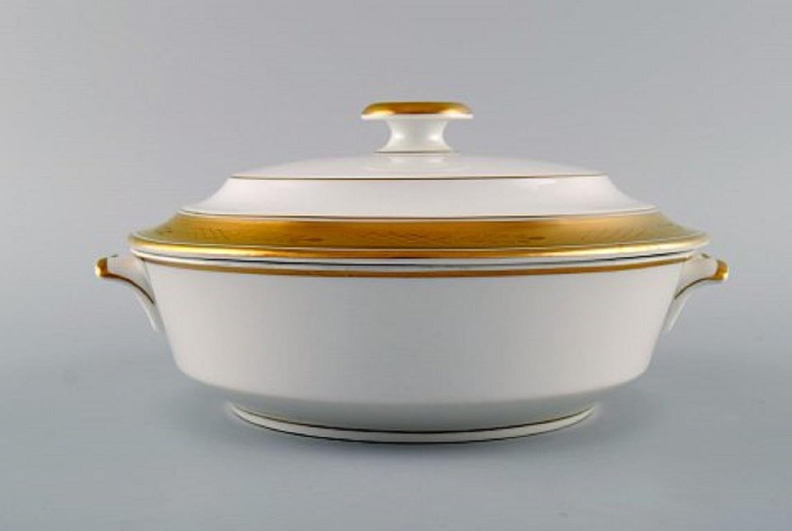 Royal Copenhagen Dagmar, white. Porcelain lidded tureen with gold edge. Model number 607/9575.
Measures: 24 x 12.5 cm.
1st factory quality.
In very good condition.
Stamped.
