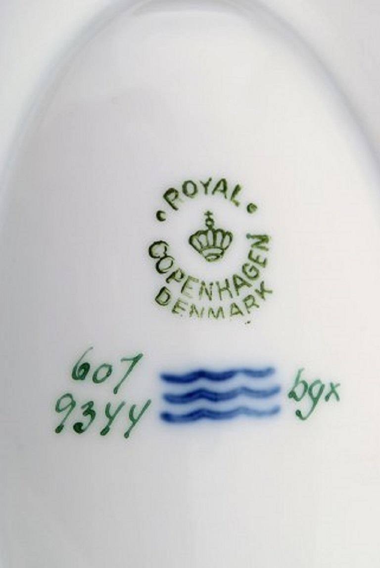 Royal Copenhagen Dagmar, blanca, salsera de porcelana con borde dorado mediados del siglo XX en venta