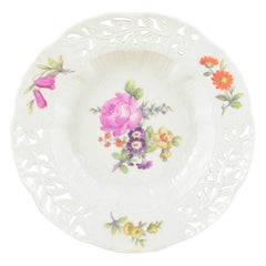 Königliches Kopenhagen. Tiefer Porzellanteller mit Blumenmotiv. Anfang 20. Jh.