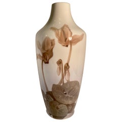 Royal Copenhagen Dänemark Antike Porzellanvase mit Cyclamen Persicum Blumen