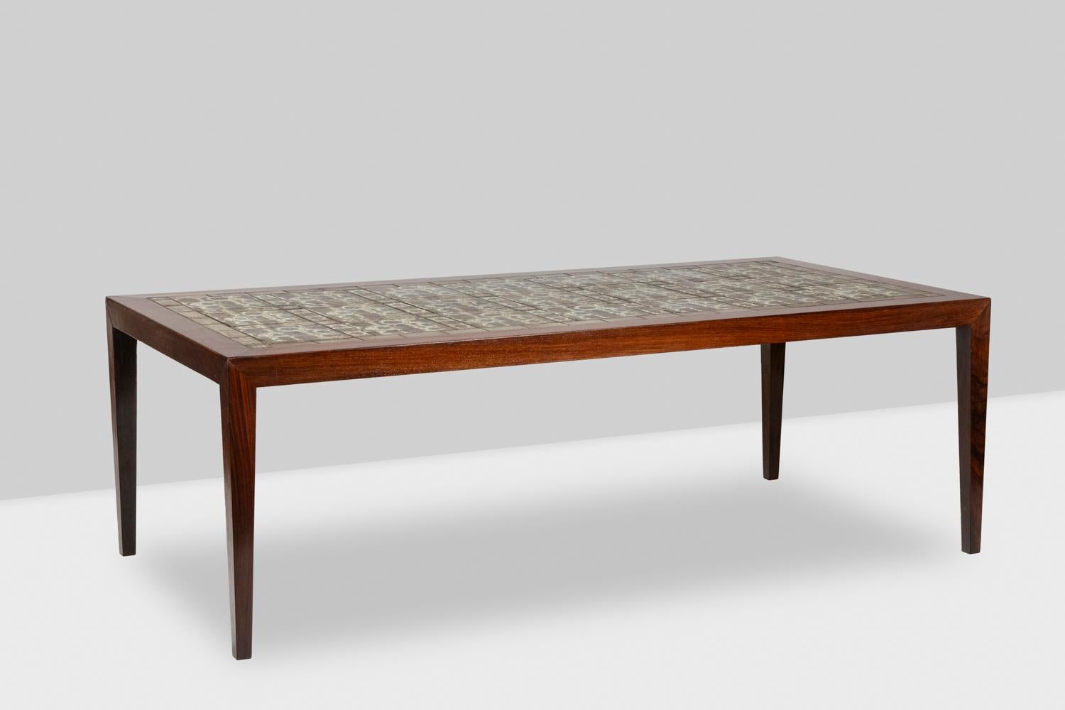 Severin Hansen for Haslev Mobelsnedkeri.
Royal Copenhagen Denmark, stamped.

Coffee table in a rectangular shape, with its Baca pattern ceramic top and its rosewood base.

Danish work realized in the 1960s.

Reference: LS5870837D