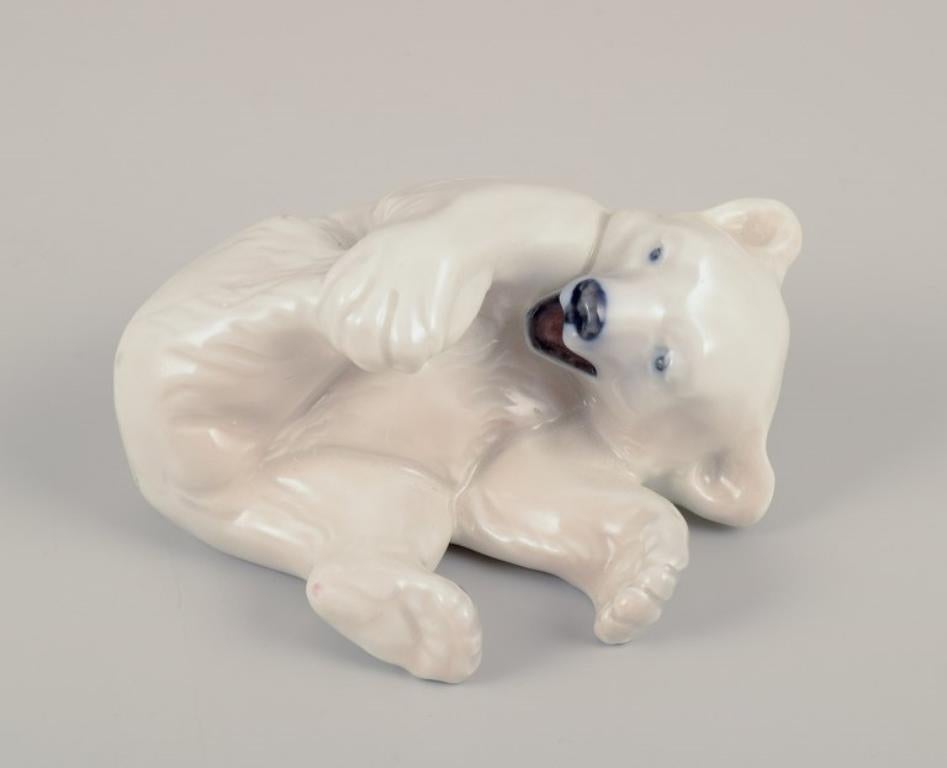 Smaltato Royal Copenhagen, Danimarca. Due statuette di cuccioli di orso in porcellana in vendita