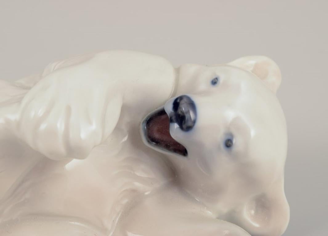 Porcellana Royal Copenhagen, Danimarca. Due statuette di cuccioli di orso in porcellana in vendita