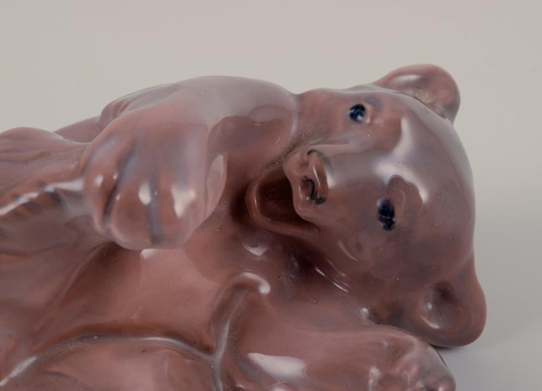 Royal Copenhagen, Danimarca. Due statuette di cuccioli di orso in porcellana in vendita 1