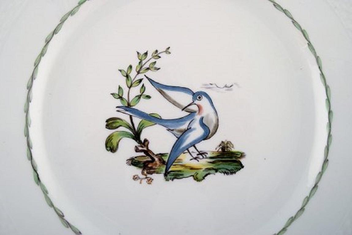 Royal Copenhagen dinner plate in hand painted porcelain with bird motifs and gold decoration. 
Early 20th century. 
31 pcs in stock.
Diameter: 25 cm.
In very good condition.
Stamped.
2nd factory quality.