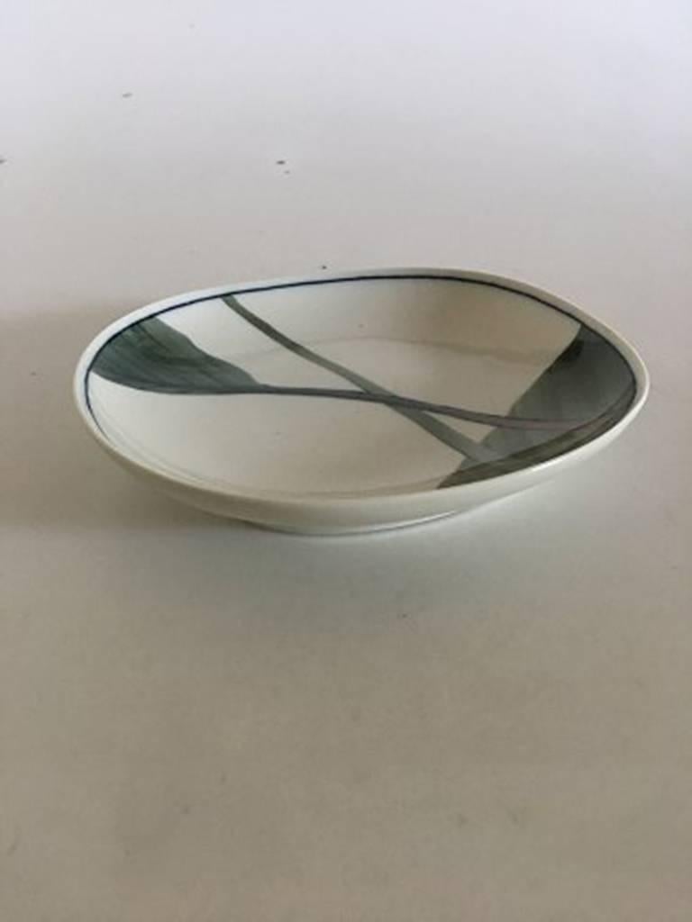 Royal Copenhagen dish with green leaf motif from 1982. Measures: 16 x 16.4 cm diameter. In perfect condition.