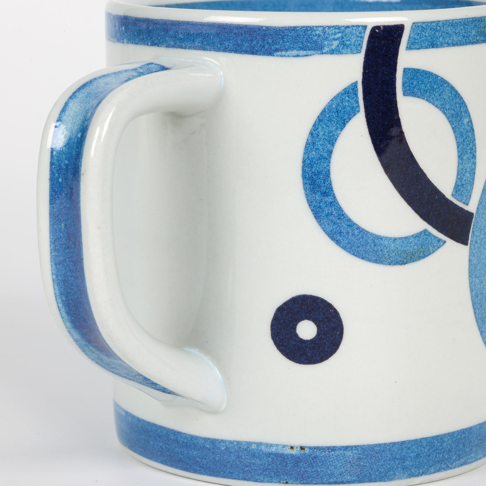 Un'elegante tazza danese Royal Copenhagen dal design contemporaneo, disegnata da Bodil Buch e datata 1972. Il grande boccale in porcellana con manico è di forma cilindrica e poggia su un piede rotondo non smaltato con una base leggermente incassata