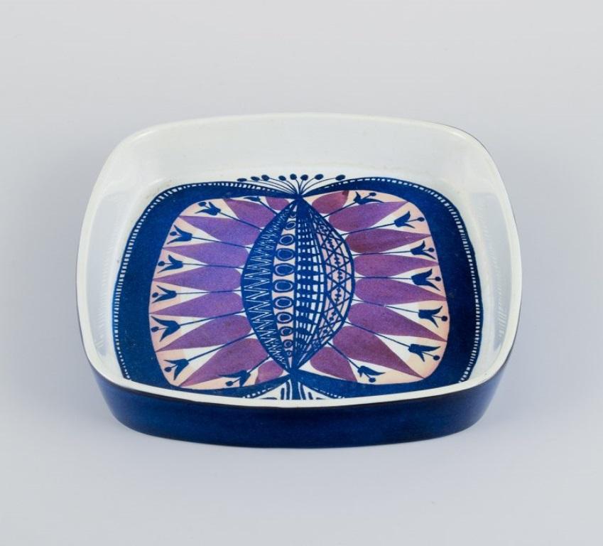 Royal Copenhagen, faience bowl with a motif of a peacock in modernist style.
1970s.
Model number: 168/2884.
Marked.
Perfect condition.
Dimensions: D 22.5 cm x H 4.0 cm.