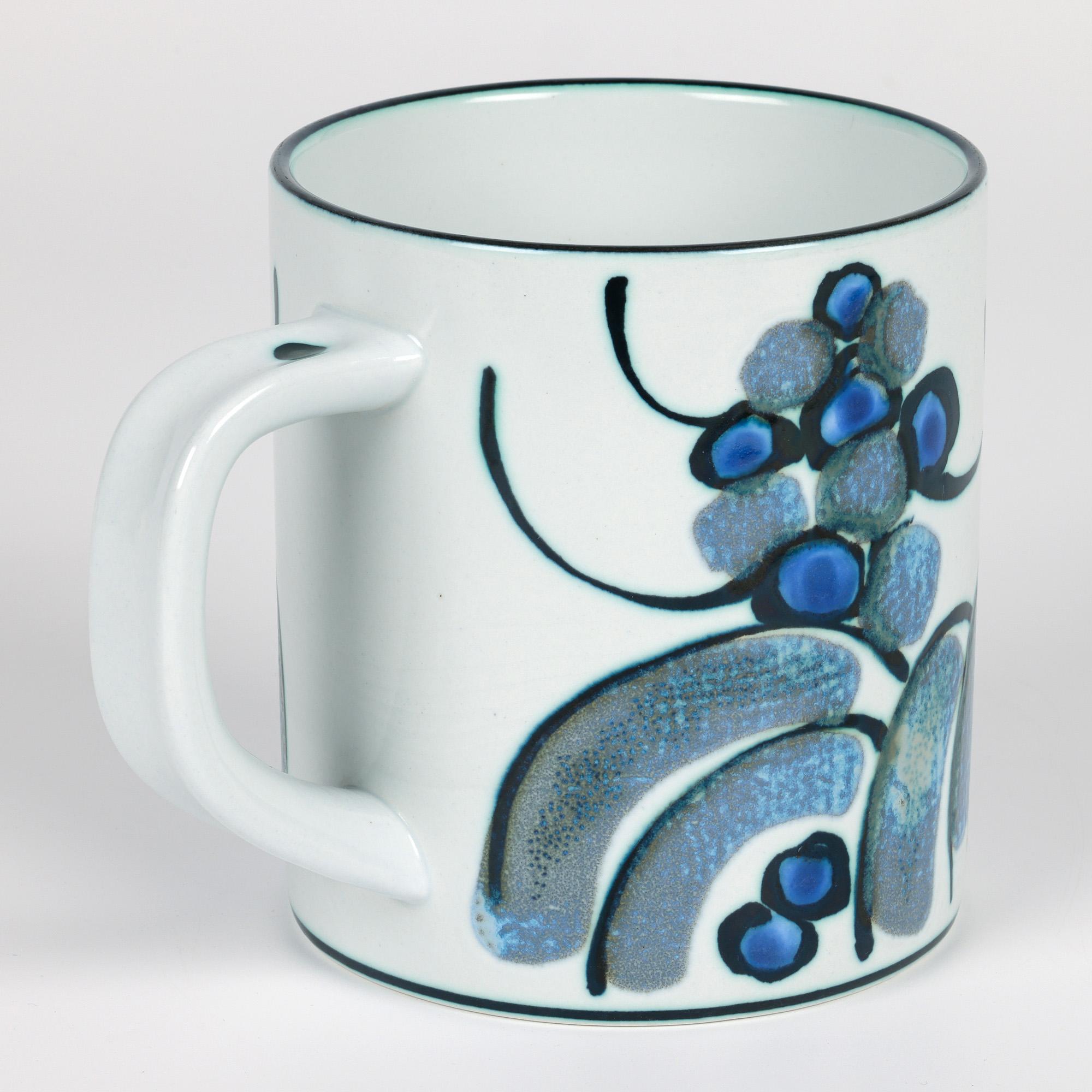 Royal Copenhagen Taza de loza con diseño de Ellen Malmer Año 1974 en venta 2