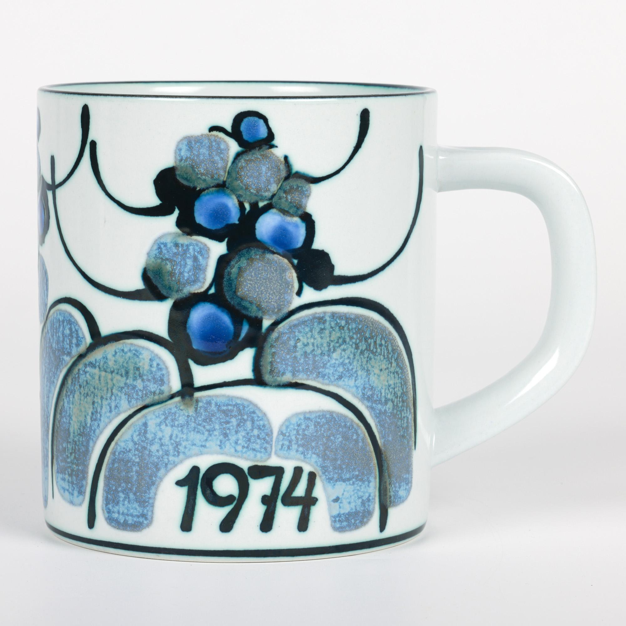 Royal Copenhagen Taza de loza con diseño de Ellen Malmer Año 1974 en venta 3