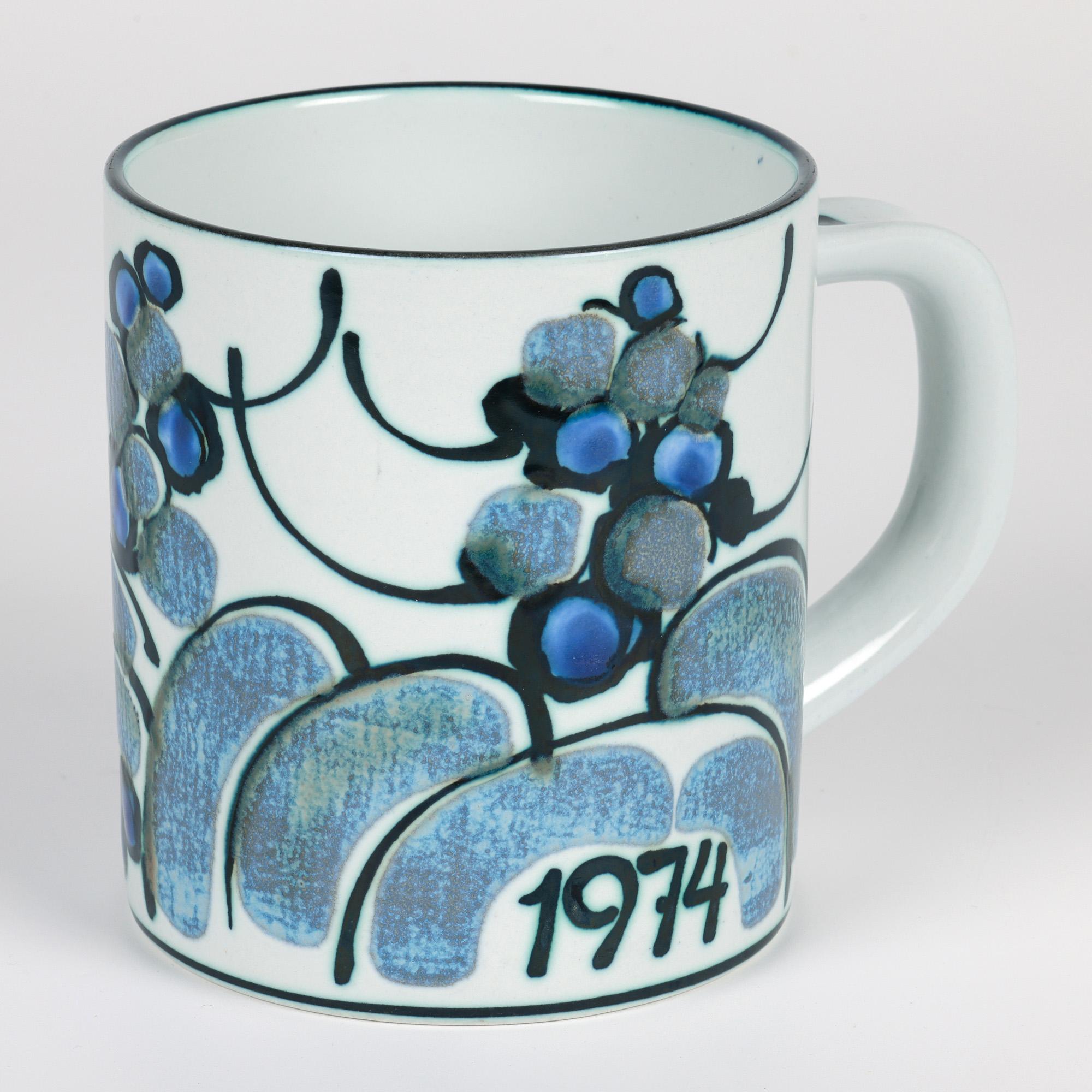 Royal Copenhagen Taza de loza con diseño de Ellen Malmer Año 1974 en venta 5