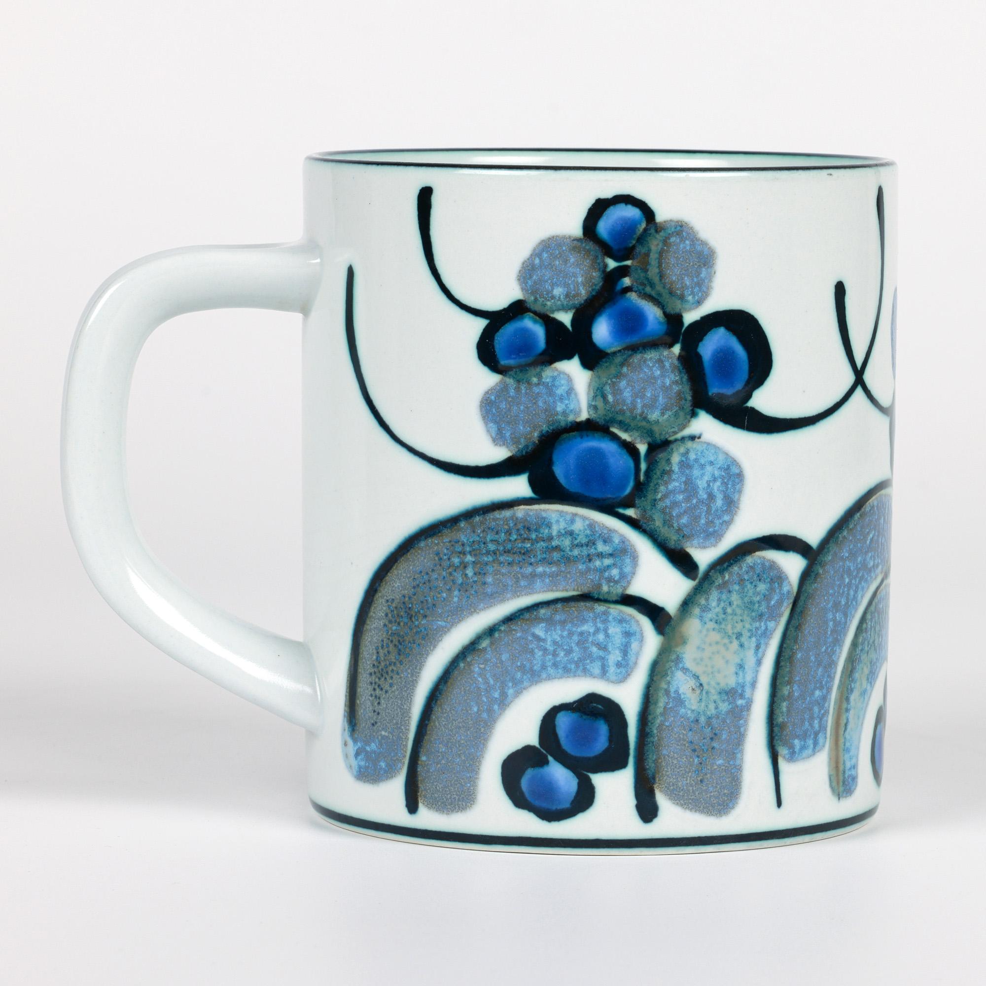Royal Copenhagen Taza de loza con diseño de Ellen Malmer Año 1974 en venta 8
