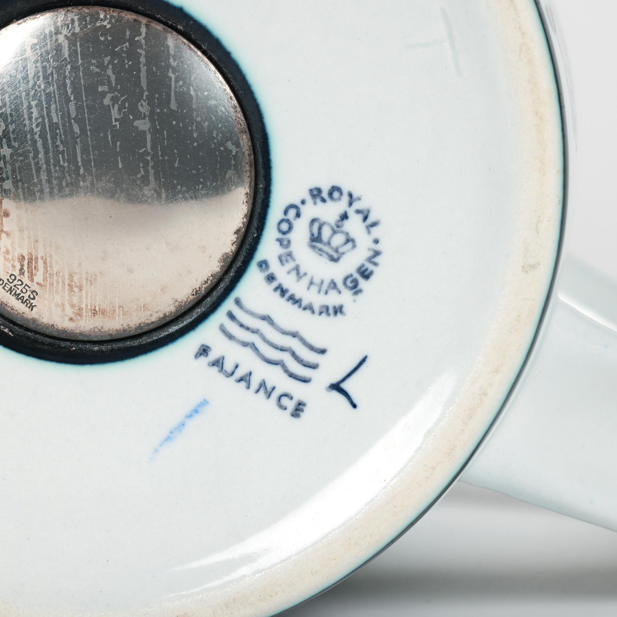 Royal Copenhagen Taza de loza con diseño de Ellen Malmer Año 1974 en venta 10