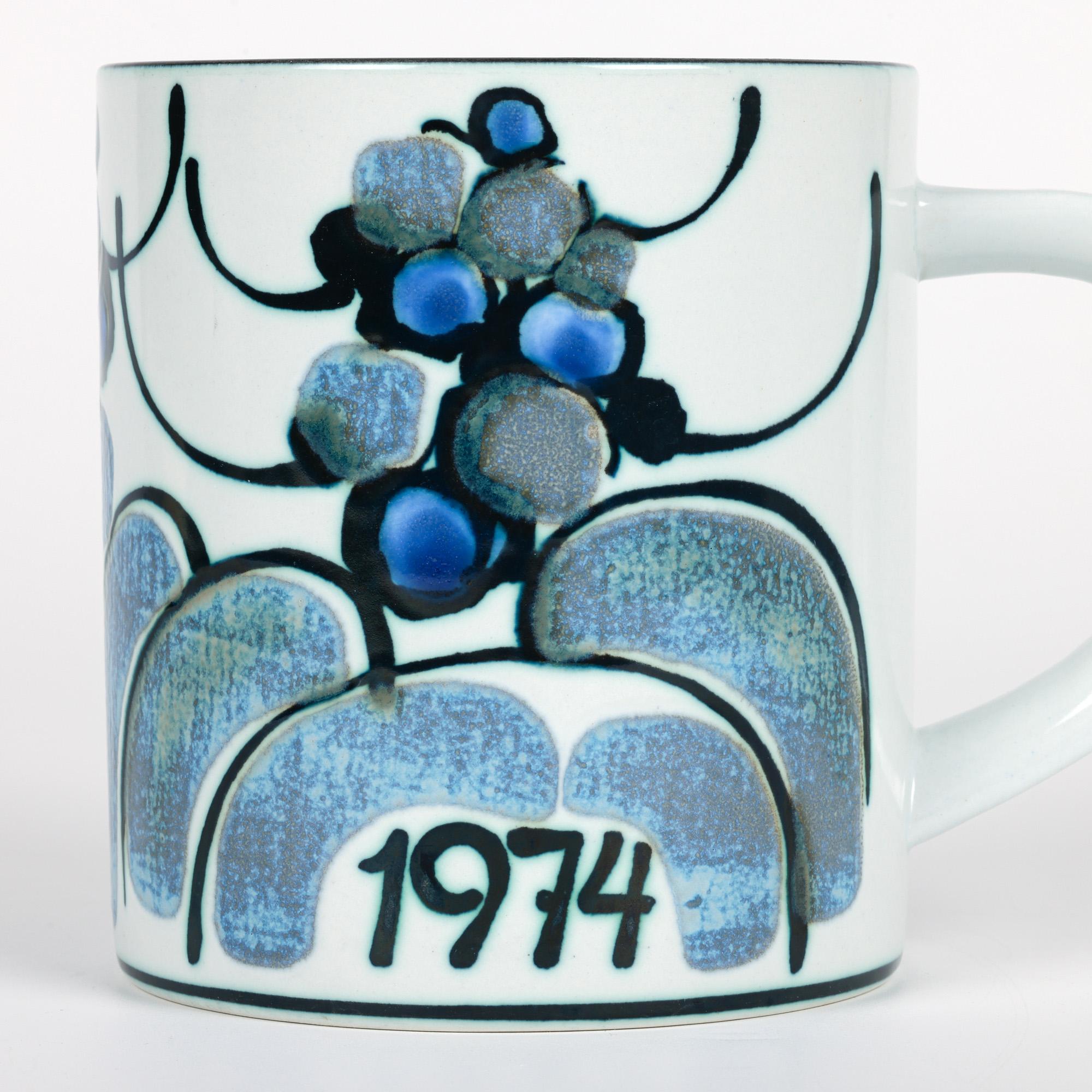 Royal Copenhagen Taza de loza con diseño de Ellen Malmer Año 1974 en venta 11