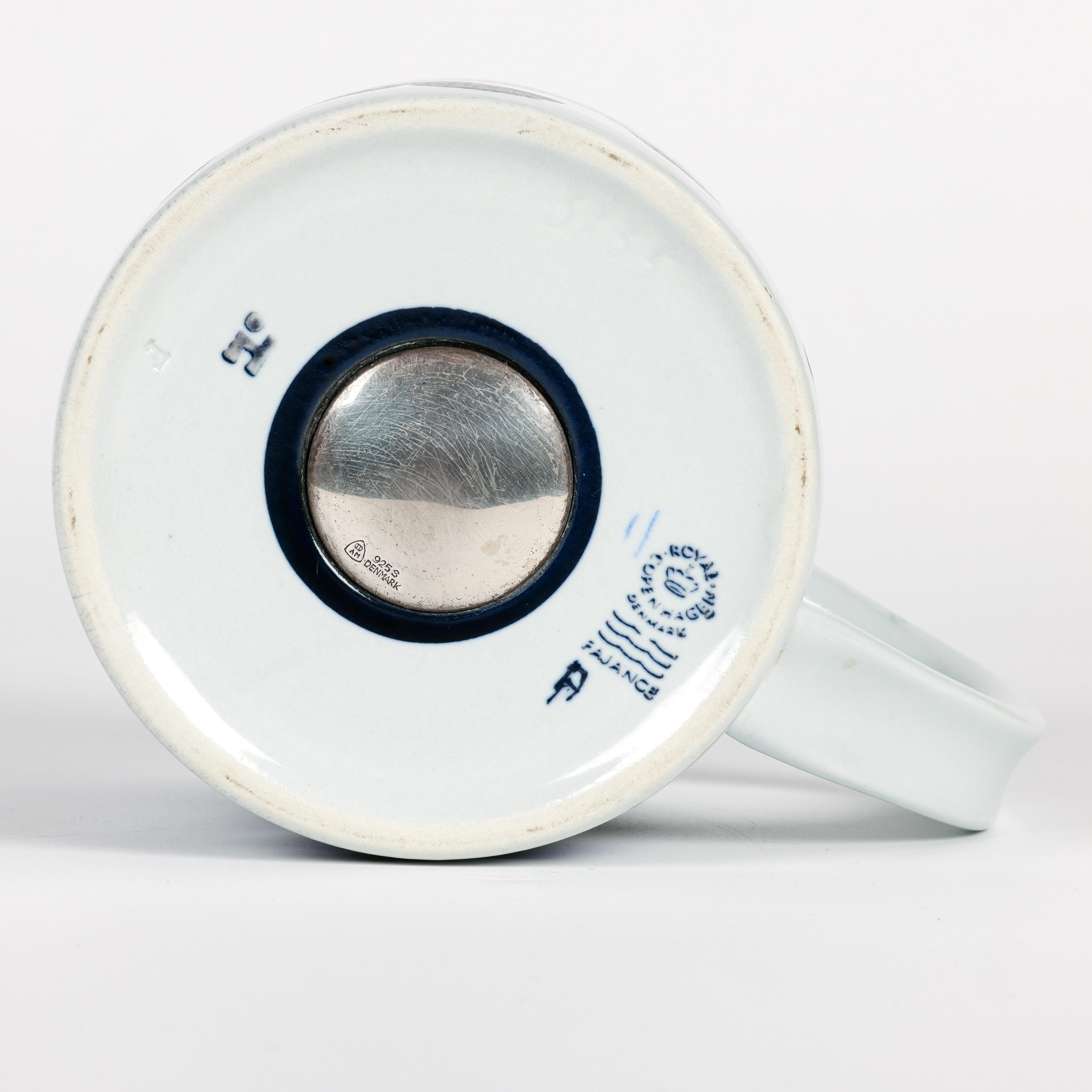 Royal Copenhagen Taza de loza con diseño de Inge-Lise Koefoed Año 1977 en venta 6