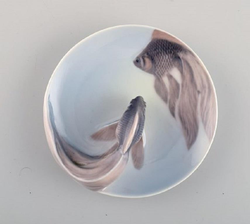 Royal Copenhagen fantail goldfish bowl in hand-painted porcelain. Dated 1967.
Measures: 12 x 4 cm.
In excellent condition.
Stamped.
1st factory quality.