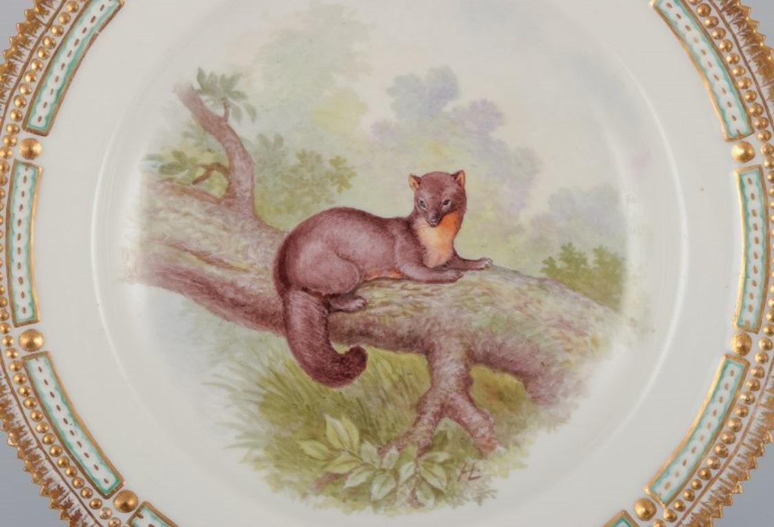Royal Copenhagen Fauna Danica, assiette à dîner avec un motif de pin marten. Bordure en or.
Peint à la main par H. Larsen.
Peint à l'extérieur de l'usine.
Datation : 1926
Marqué.
Parfait état.
Deuxième qualité d'usine.
Dimensions de l'objet :