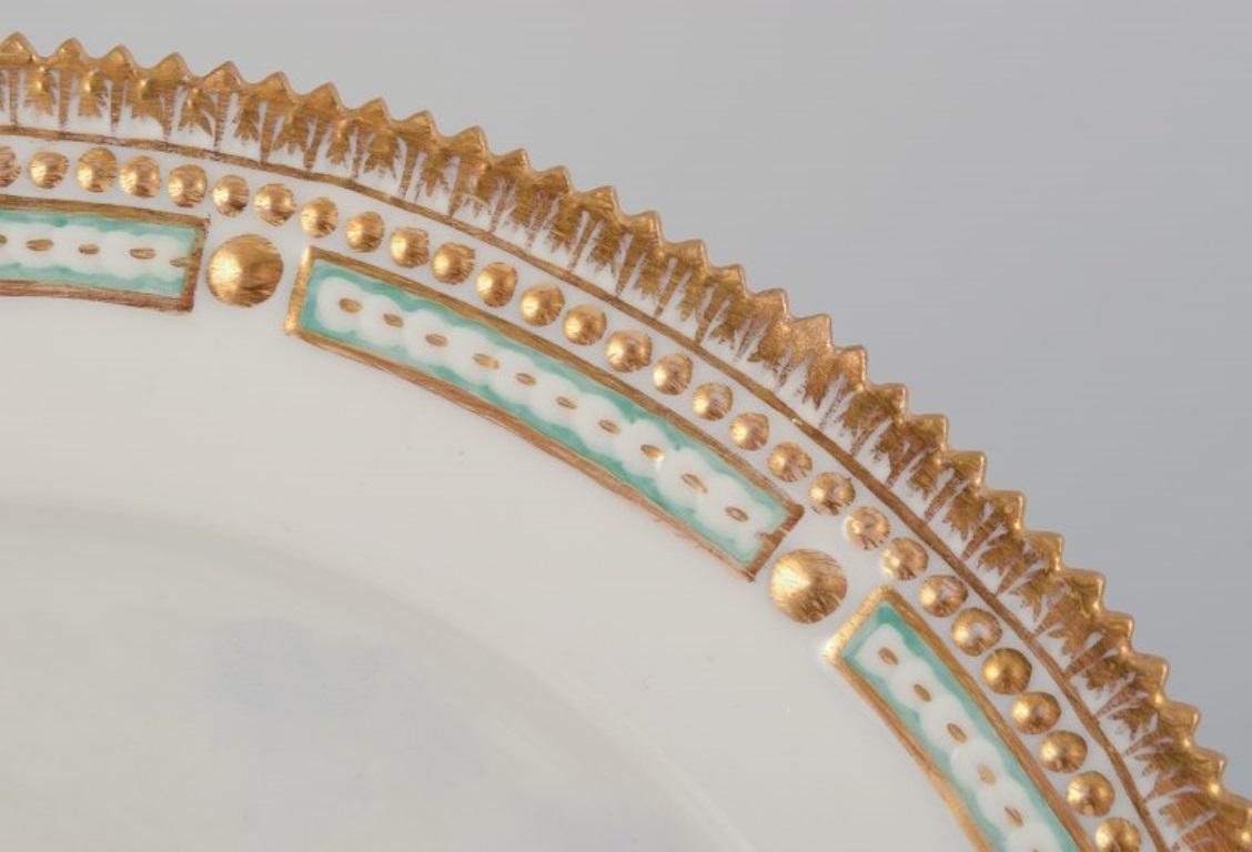 Peint à la main Royal Copenhagen Fauna Danica, assiette à dîner avec un motif de pin marten. en vente