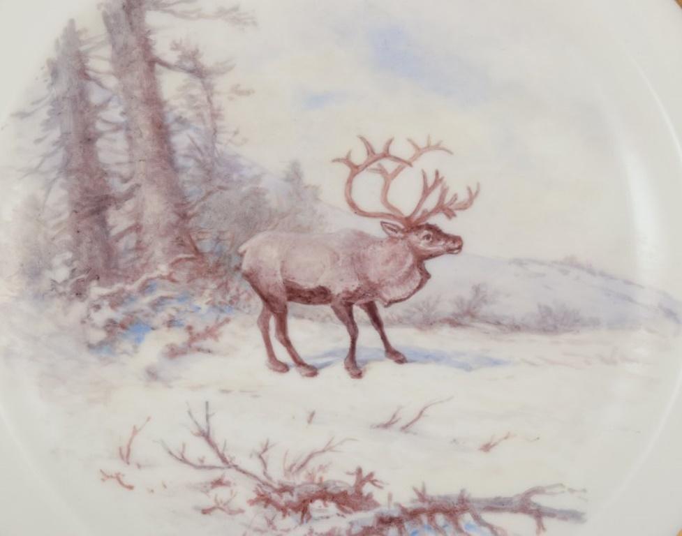 Royal Copenhagen Fauna Danica, piatto da portata con motivo di renne. 
Cerchio d'oro.
Dipinto a mano da H. Larsen.
Verniciato fuori dalla fabbrica.
Datazione: 1931
Contrassegnato.
Condizioni perfette.
Seconda qualità di fabbrica.
Dimensioni: