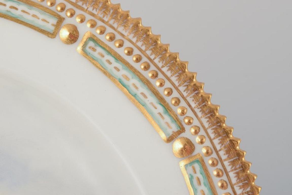 Dipinto a mano Royal Copenhagen Fauna Danica, piatto da portata con motivo di renne. in vendita