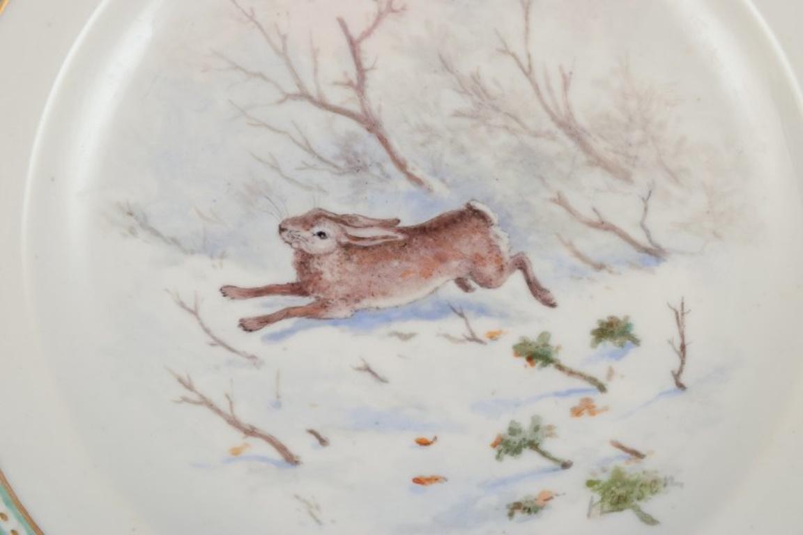 Assiette plate Fauna Danica de Royal Copenhagen avec un motif de lièvre dans un paysage hivernal. Peint à la main.
1927.
Troisièmement, qualité d'usine.
Parfait état.
Dimensions : D 25,0 cm x H 3,3 cm.