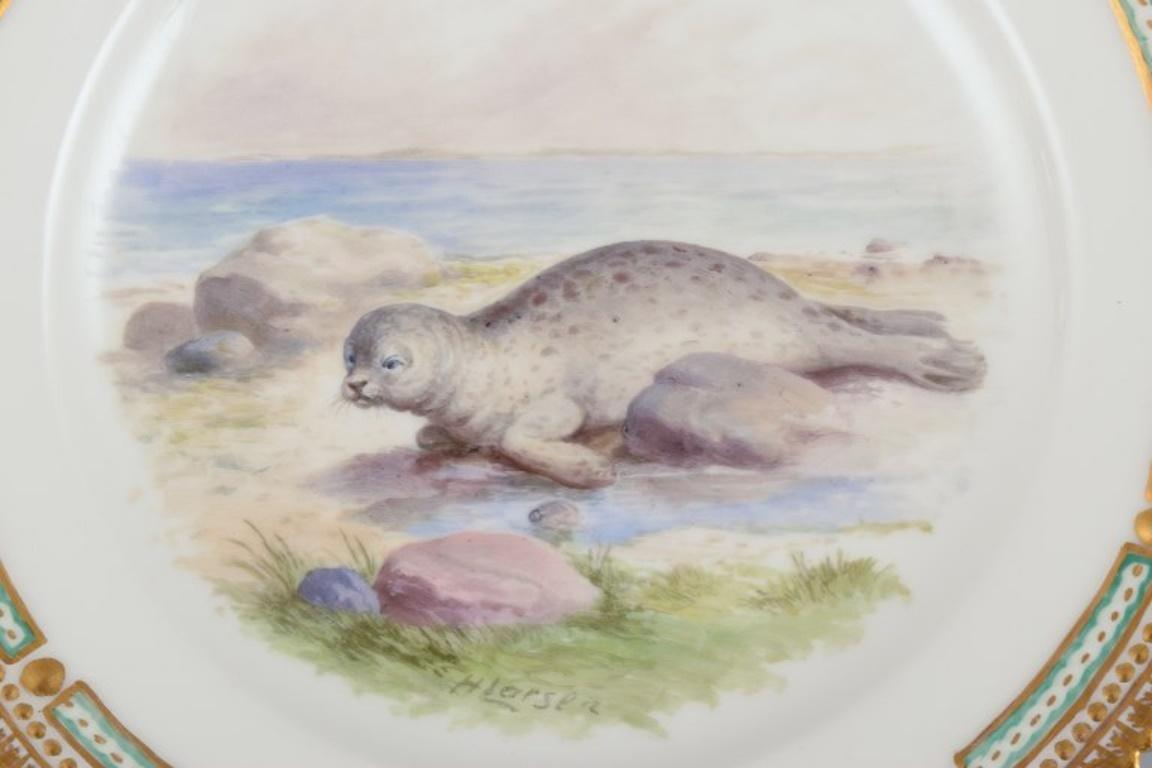 Assiette à dîner Fauna Danica de Royal Copenhagen avec un motif de phoque tacheté sur la plage. Peint à la main par H. Larsen.
1930.
Troisièmement, qualité d'usine.
Parfait état.
Dimensions : D 24,5 cm x H 3,3 cm.
