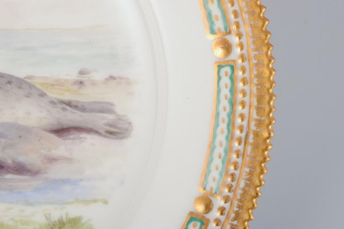 Milieu du XXe siècle Assiette de table Royal Copenhagen Fauna Danica avec un motif de sceau. en vente