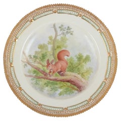 Assiette de table Royal Copenhagen Fauna Danica avec un motif d'écureuil.