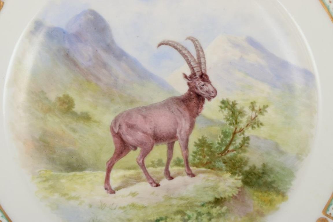 Plato llano Fauna Danica de Royal Copenhagen con motivo de una cabra montés en un paisaje. Pintado a mano.
1931.
Tercera calidad de fábrica.
Perfecto estado.
Dimensiones: P 25,5 cm x A 3,3 cm.