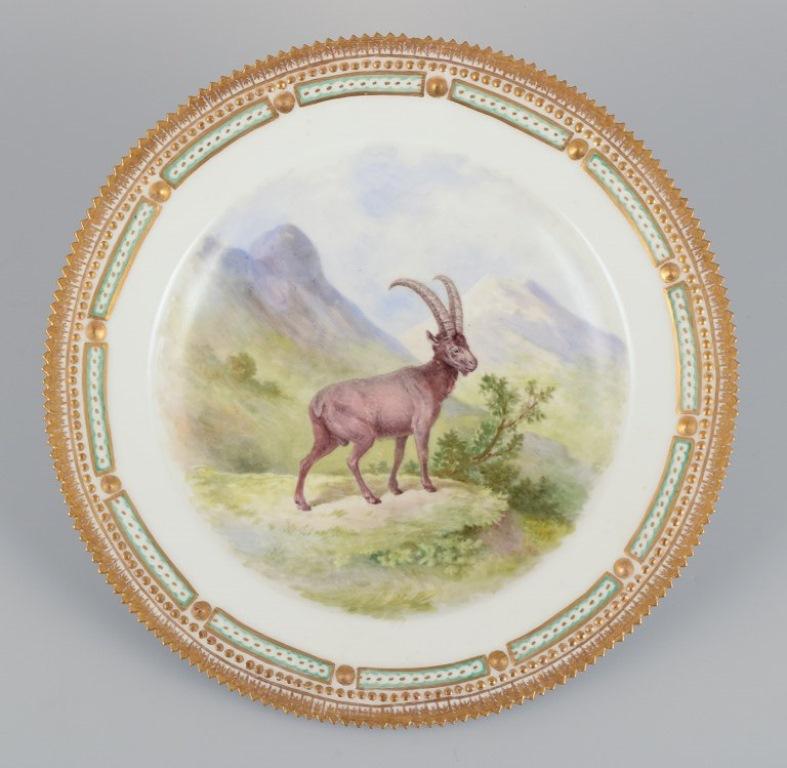 Plato llano Fauna Danica de Royal Copenhagen con motivo de una cabra montés. en venta